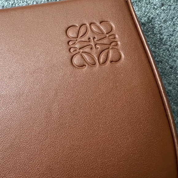 Authentic LOEWE Cross Body leather HEEL pouch/bag - Picture 4 of 7